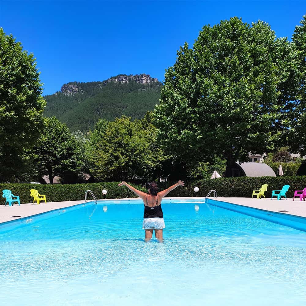 Piscine extérieure du camping à proximité du Parc National des Cévennes