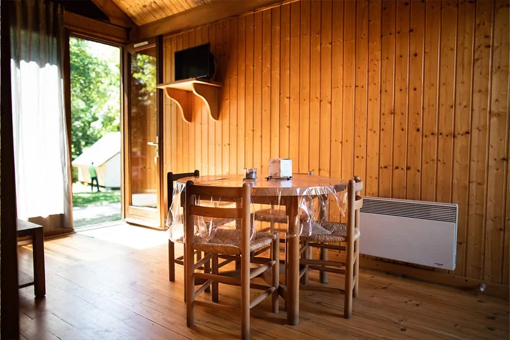 Intérieur du chalet bois "Confort" du camping Le Pré Morjal à Ispagnac