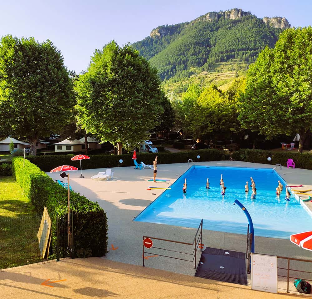 Une piscine extérieure accessible depuis les tentes, chalets, mobil-home ou emplacements nu