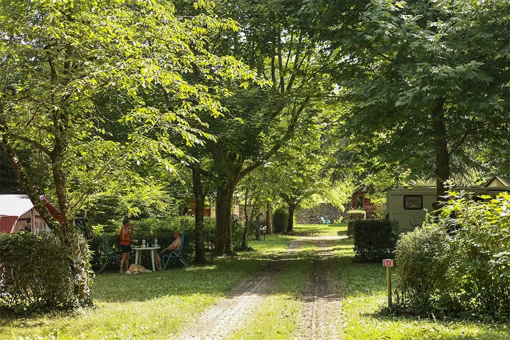 Les emplacements nus en location au camping Le Pré Morjal en Lozère