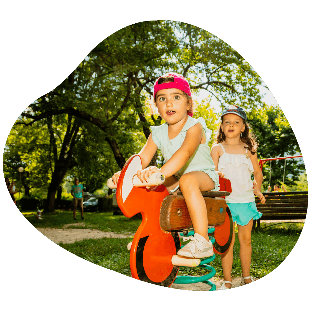 Deux enfants en train de profiter du parc de jeux au camping le Pré Morjal